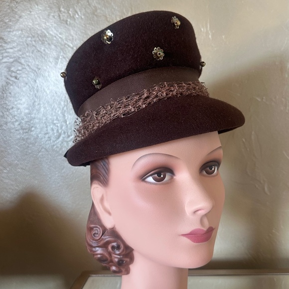COMELY 1940s\' BROWN VELOUR FELT HAT + GOLD STUDS & VEILING